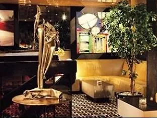 Alison Hotell Paris